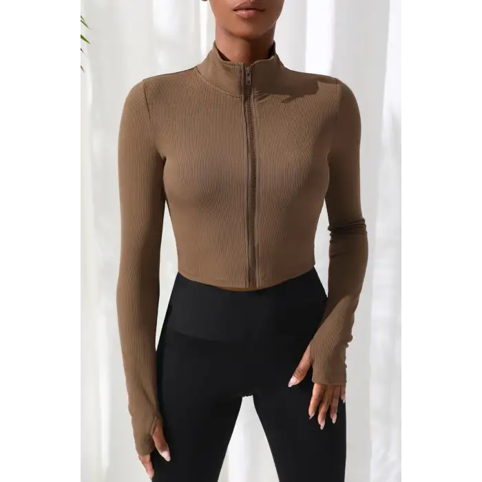 Kadın Kahverengi Uzun Kol Fermuarlı Parmak Geçme Detaylı Dik Yaka Crop Top Bluz – Şık, Rahat ve Kolay Kombinlenebilir