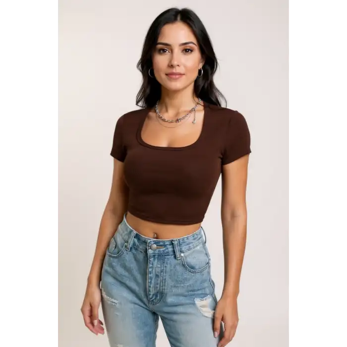 Kadın Kahverengi Yarım Kol Düz Yaka Crop Top Bluz – Şık, Rahat ve Kolay Kombinlenebilir