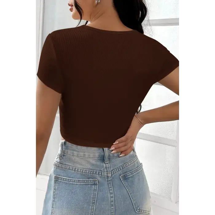 Kadın Kahverengi Yarım Kol Düz Yaka Crop Top Bluz – Şık, Rahat ve Kolay Kombinlenebilir