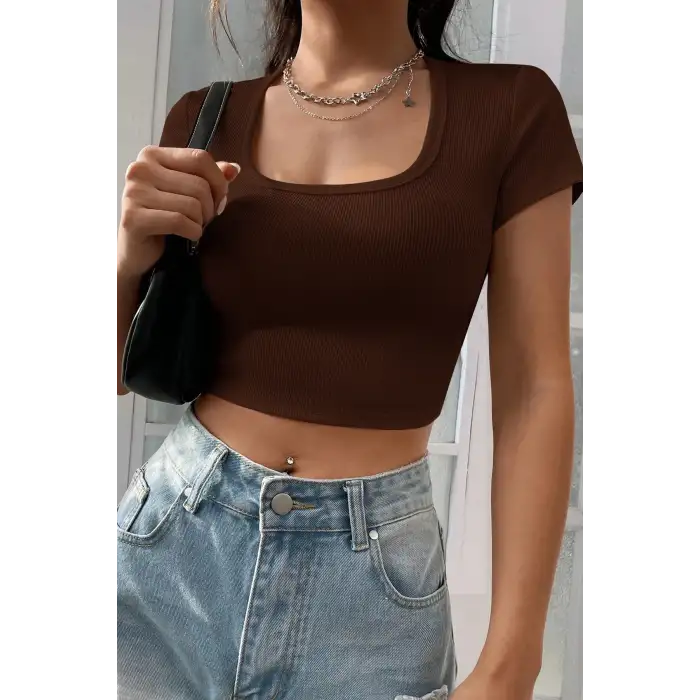 Kadın Kahverengi Yarım Kol Düz Yaka Crop Top Bluz – Şık, Rahat ve Kolay Kombinlenebilir