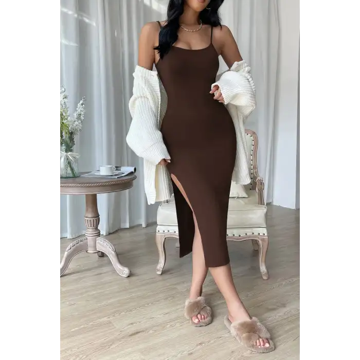 Kadın Kahverengi Yırtmaçlı Diz Altı Vücüdu Saran Gecelik – Modern ve Şık Tasarım