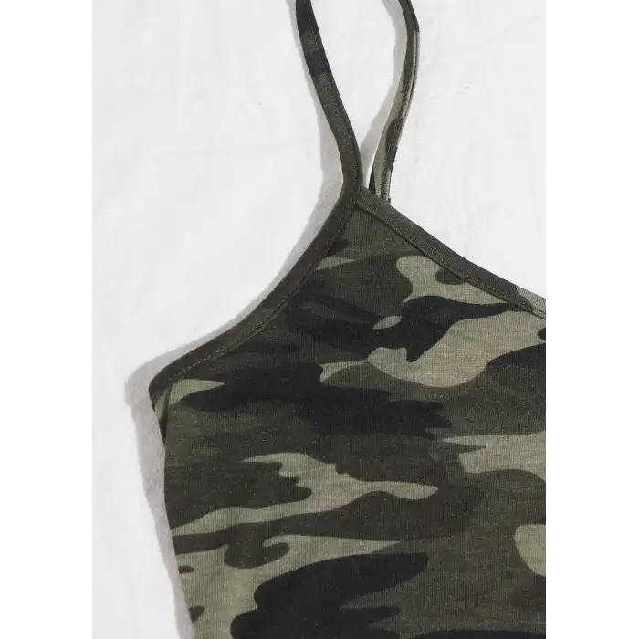 Kadın Kamuflaj Desenli Askılı Crop Top ve Şortlu Gecelik Takım – Modern, Konforlu ve Günlük Kombinlere Uygun