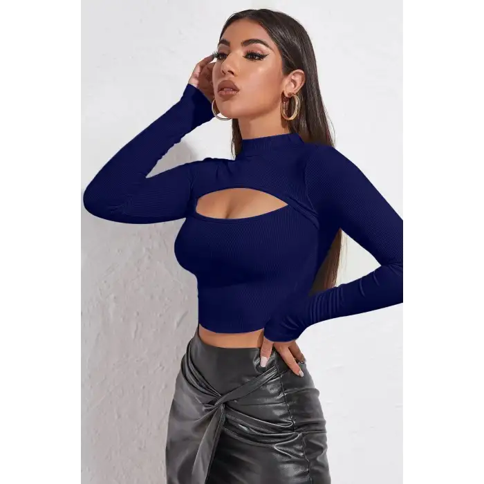 Kadın Lacivert Göğüs Dekolteli Uzun Kollu Cut Out Crop Top Bluz – Şık, Rahat ve Kolay Kombinlenebilir