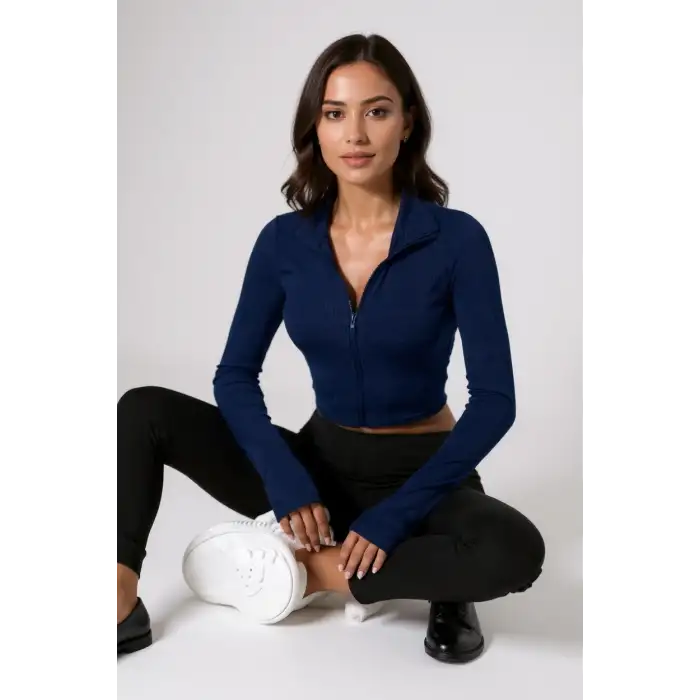 Kadın Lacivert Uzun Kol Fermuarlı Parmak Geçme Detaylı Dik Yaka Crop Top Bluz – Şık, Rahat ve Kolay Kombinlenebilir