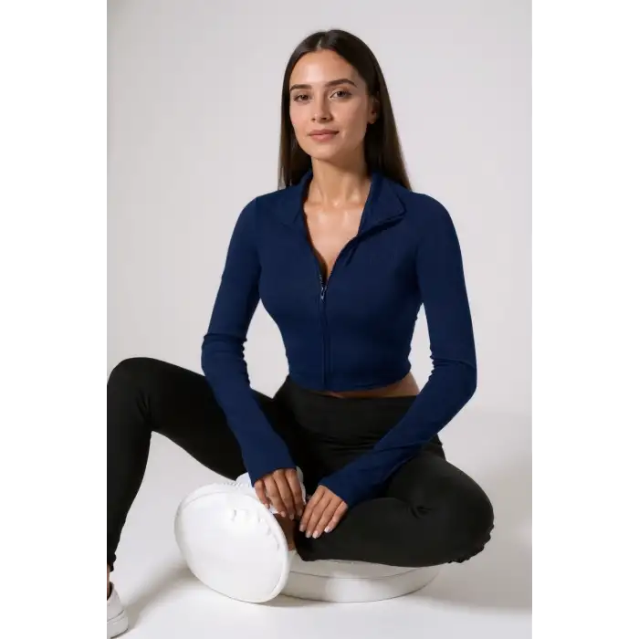 Kadın Lacivert Uzun Kol Fermuarlı Parmak Geçme Detaylı Dik Yaka Crop Top Bluz – Şık, Rahat ve Kolay Kombinlenebilir