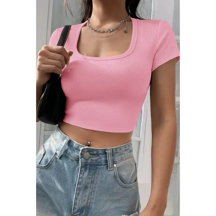 Kadın Pembe Yarım Kol Düz Yaka Crop Top Bluz – Şık, Rahat ve Kolay Kombinlenebilir