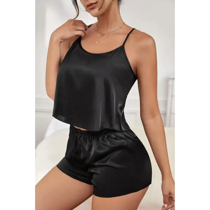 Kadın Siyah Asimetrik Sırt Dekolte Detaylı Şık Şortlu Gecelik Takım – Modern, Konforlu ve Günlük Kombinlere Uygun