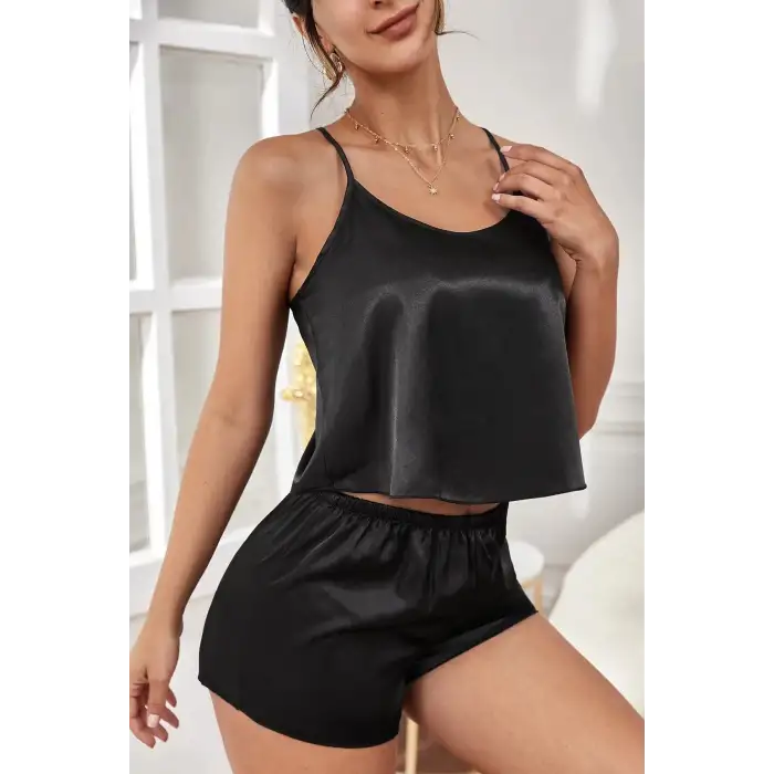 Kadın Siyah Asimetrik Sırt Dekolte Detaylı Şık Şortlu Gecelik Takım – Modern, Konforlu ve Günlük Kombinlere Uygun