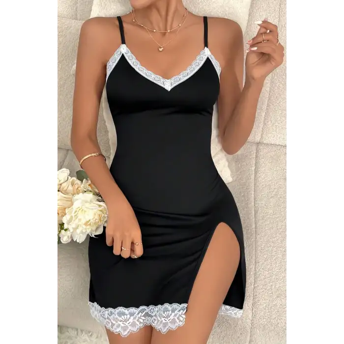 Kadın Siyah Askılı Yırtmaçlı Beyaz Dantelli Gecelik – Modern ve Şık Tasarım