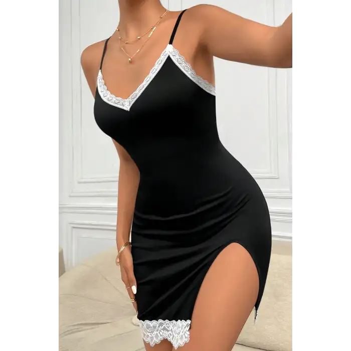 Kadın Siyah Askılı Yırtmaçlı Beyaz Dantelli Gecelik – Modern ve Şık Tasarım