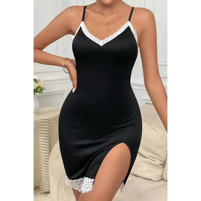 Kadın Siyah Askılı Yırtmaçlı Beyaz Dantelli Gecelik – Modern ve Şık Tasarım