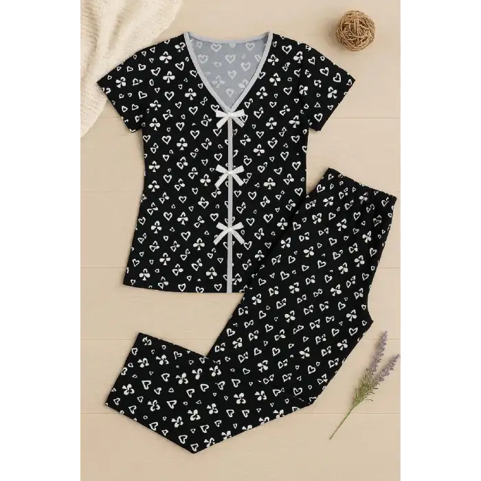 Kadın Siyah Beyaz Kalp Desenli Fiyonklu Kısa Kollu Pijama Takımı – Rahat, Şık ve 4 Mevsim Kullanım