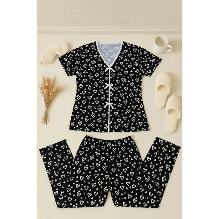 Kadın Siyah Beyaz Kalp Desenli Fiyonklu Kısa Kollu Pijama Takımı – Rahat, Şık ve 4 Mevsim Kullanım