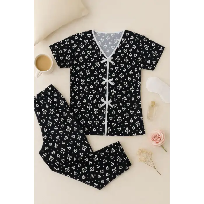 Kadın Siyah Beyaz Kalp Desenli Fiyonklu Kısa Kollu Pijama Takımı – Rahat, Şık ve 4 Mevsim Kullanım