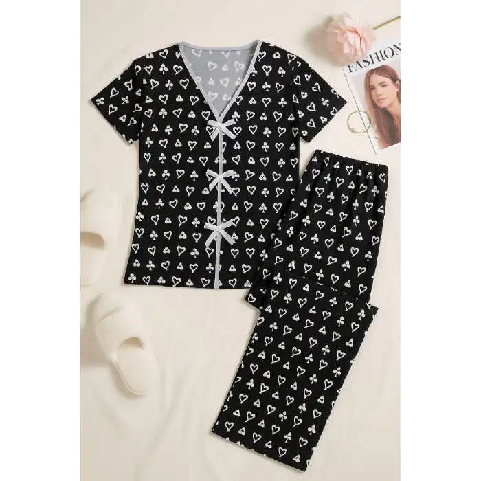 Kadın Siyah Beyaz Kalp Desenli Fiyonklu Kısa Kollu Pijama Takımı – Rahat, Şık ve 4 Mevsim Kullanım