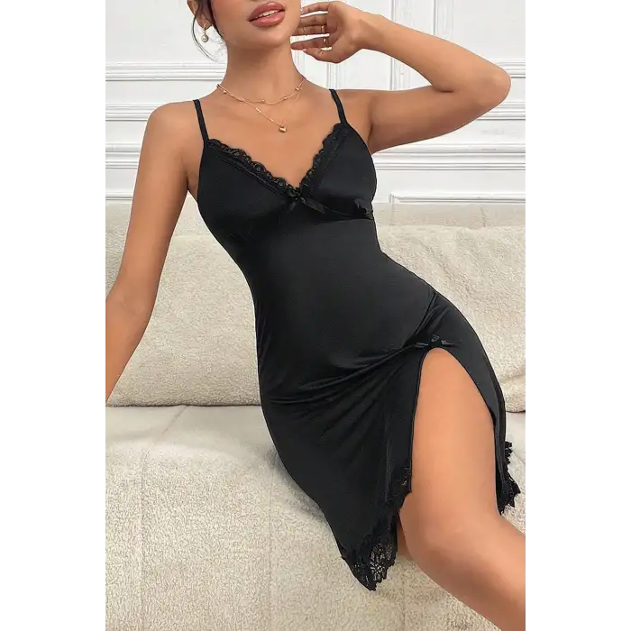 Kadın Siyah Dantelli Fiyonklu ve Yırtmaçlı Şık Gecelik – Modern ve Şık Tasarım