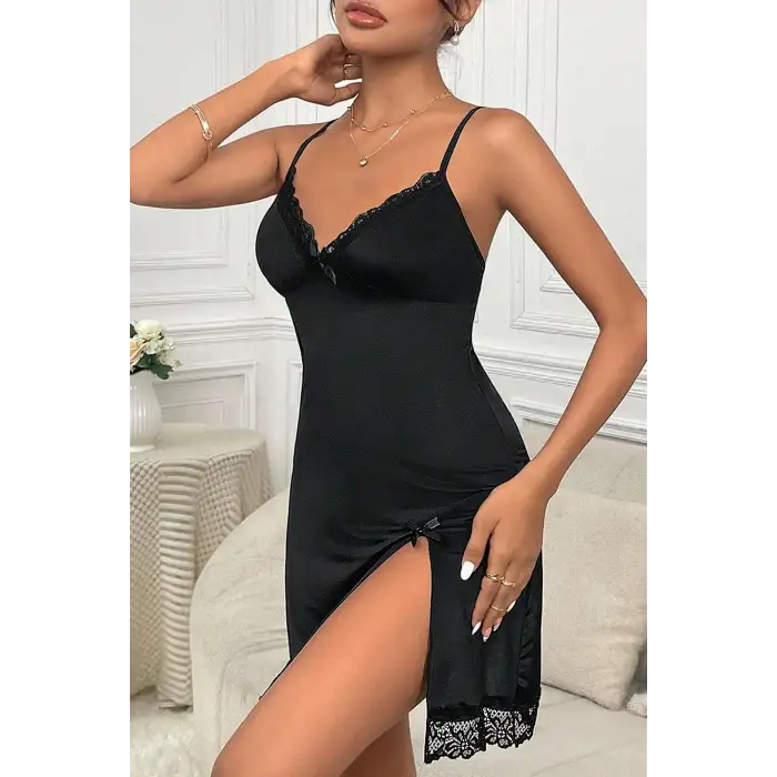 Kadın Siyah Dantelli Fiyonklu ve Yırtmaçlı Şık Gecelik – Modern ve Şık Tasarım