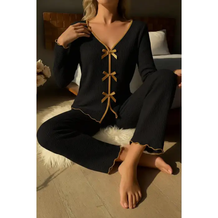 Kadın Siyah Fiyonklu İç Çamaşırı ve Uzun Kollu V Yaka Pijama Takımı 4lü Set