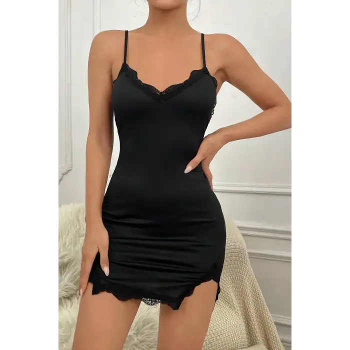 Kadın Siyah Göğsü ve Bacakları Dantelli Yırtmaçlı Şık Gecelik – Modern ve Şık Tasarım