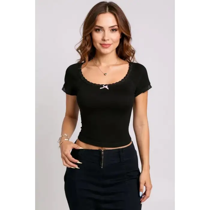 Kadın Siyah Göğsü ve Kolları Dantelli Fiyonklu Kısa Kol Crop Top Bluz – Şık, Rahat ve Kolay Kombinlenebilir