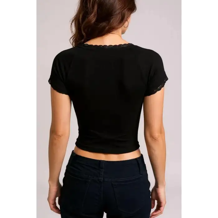Kadın Siyah Göğsü ve Kolları Dantelli Fiyonklu Kısa Kol Crop Top Bluz – Şık, Rahat ve Kolay Kombinlenebilir