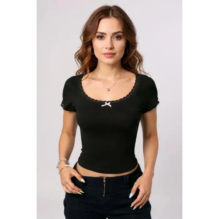 Kadın Siyah Göğsü ve Kolları Dantelli Fiyonklu Kısa Kol Crop Top Bluz – Şık, Rahat ve Kolay Kombinlenebilir