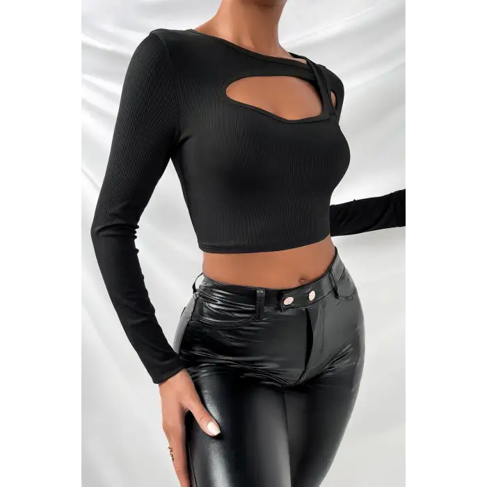 Kadın Siyah Göğüs Dekolteli Çapraz Askılı Uzun Kollu Crop Top Bluz – Şık, Rahat ve Kolay Kombinlenebilir