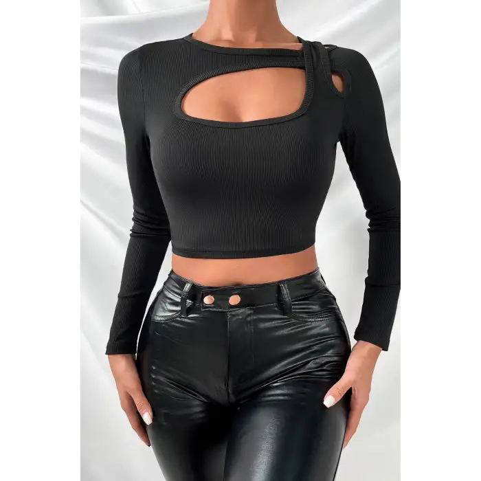 Kadın Siyah Göğüs Dekolteli Çapraz Askılı Uzun Kollu Crop Top Bluz – Şık, Rahat ve Kolay Kombinlenebilir