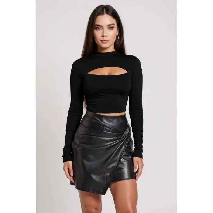 Kadın Siyah Göğüs Dekolteli Uzun Kollu Cut Out Crop Top Bluz – Şık, Rahat ve Kolay Kombinlenebilir