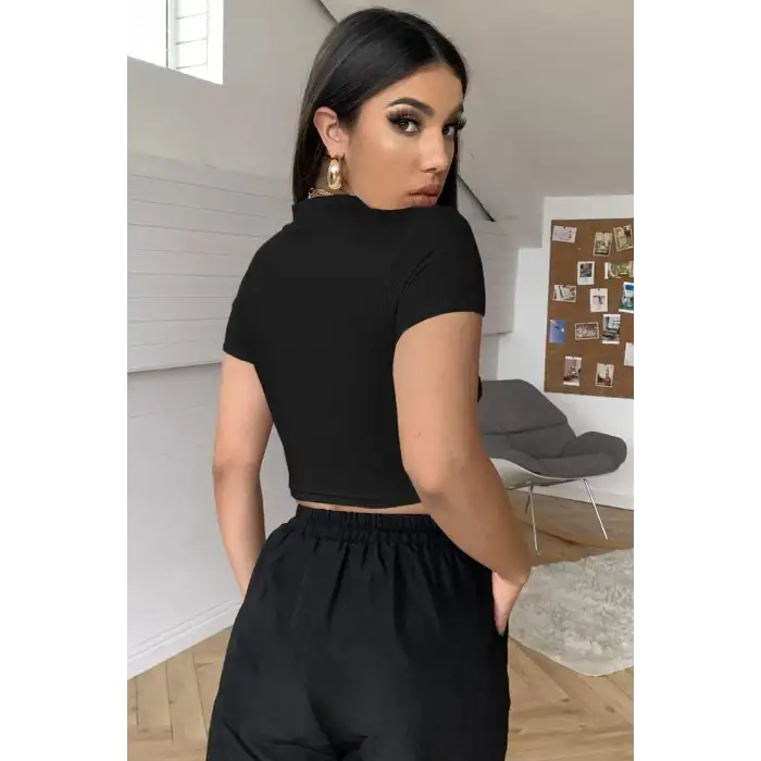 Kadın Siyah Göğüs Dekolteli Yarım Kollu Cut Out Crop Top Bluz – Şık, Rahat ve Kolay Kombinlenebilir