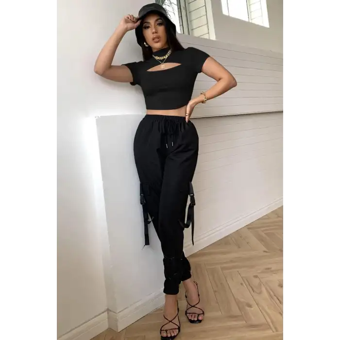 Kadın Siyah Göğüs Dekolteli Yarım Kollu Cut Out Crop Top Bluz – Şık, Rahat ve Kolay Kombinlenebilir