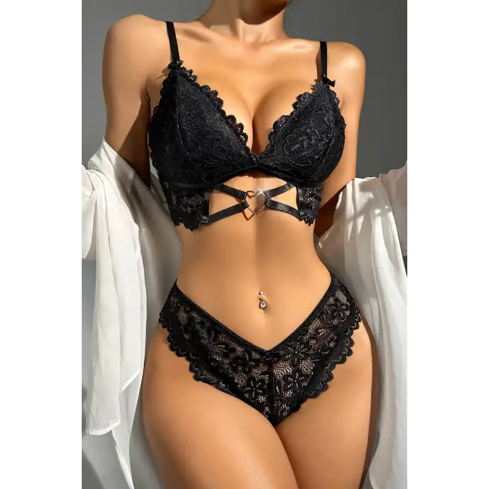 Kadın Siyah Kalp Tokalı Çapraz Lastik Detaylı Dantel İç Çamaşır Takımı