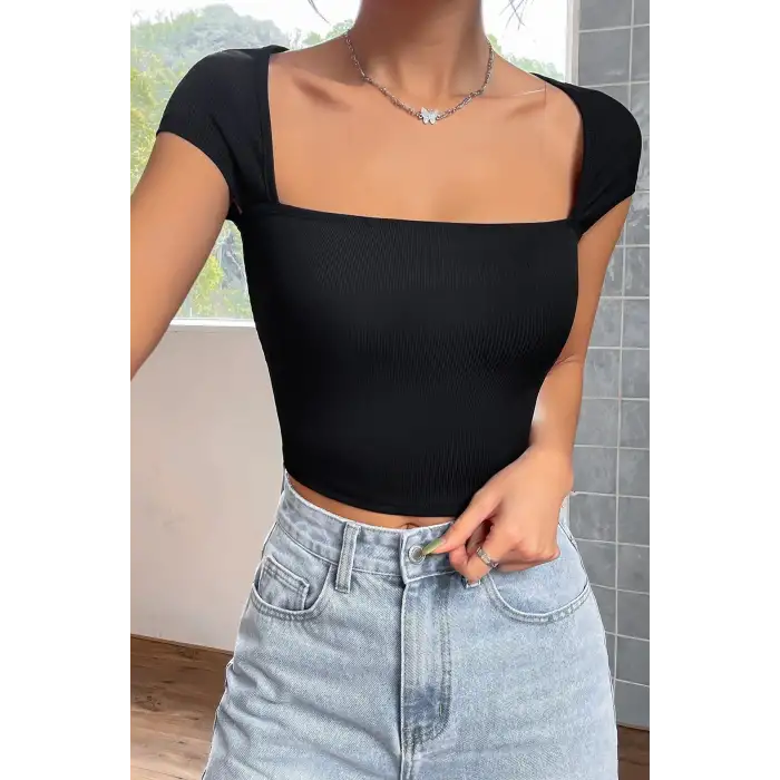 Kadın Siyah Kare Yaka Yarım Kol Göğüs Dekolteli Crop Top Bluz – Şık, Rahat ve Kolay Kombinlenebilir