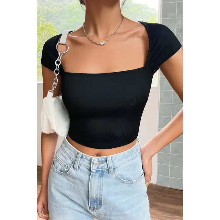 Kadın Siyah Kare Yaka Yarım Kol Göğüs Dekolteli Crop Top Bluz – Şık, Rahat ve Kolay Kombinlenebilir