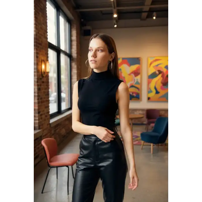 Kadın Siyah Kolsuz Balıkçı Yaka Basic Bluz