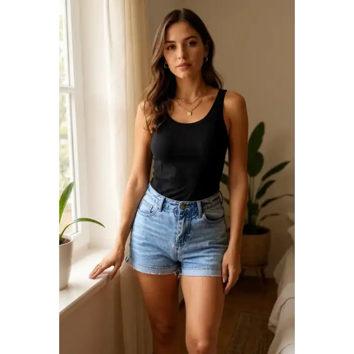 Kadın Siyah Kolsuz Kalın Askılı Uzun Crop Top Bluz & Atlet – Şık, Rahat ve Kolay Kombinlenebilir