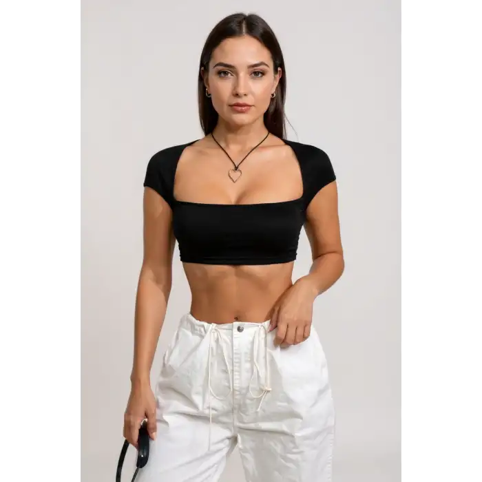 Kadın Siyah Sırt Dekolteli ve Boyundan Bağlamalı Yarım Kol Crop Top Bluz – Şık, Rahat ve Kolay Kombinlenebilir
