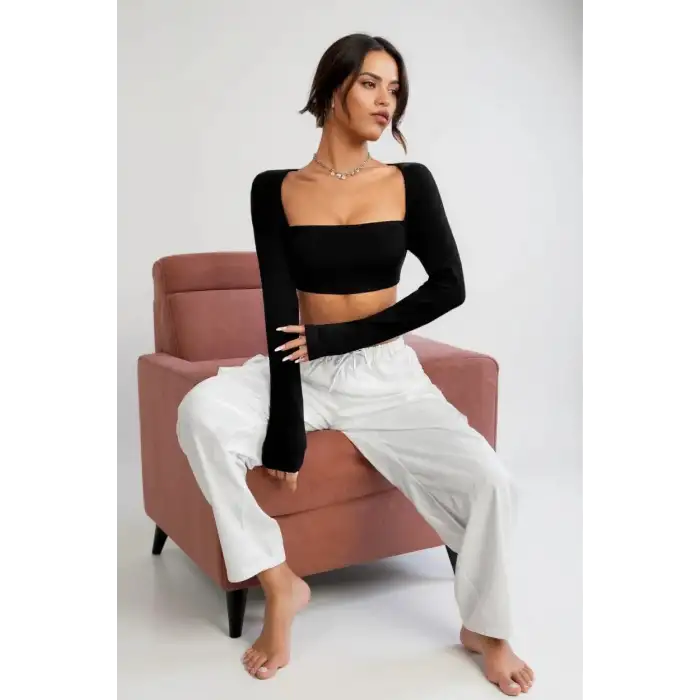 Kadın Siyah Uzun Kol Göğüs ve Sırt Dekolteli Crop Top Bluz – Şık, Rahat ve Kolay Kombinlenebilir