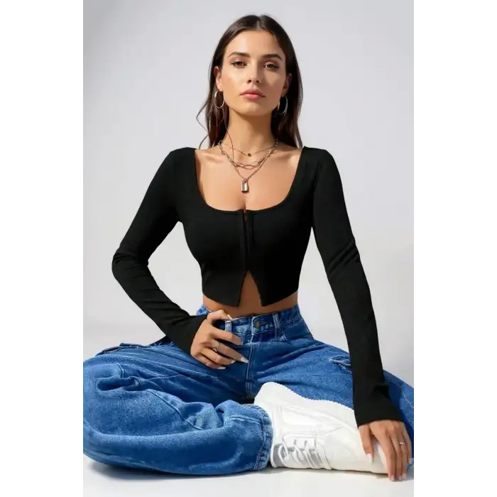 Kadın Siyah Uzun Kollu Agraflı Göğüs ve Göbek Dekolteli Crop Top Bluz – Şık, Rahat ve Kolay Kombinlenebilir