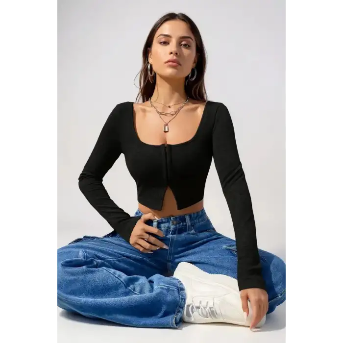 Kadın Siyah Uzun Kollu Agraflı Göğüs ve Göbek Dekolteli Crop Top Bluz – Şık, Rahat ve Kolay Kombinlenebilir
