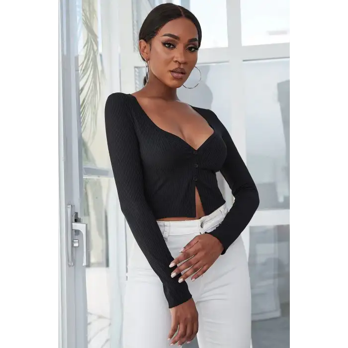 Kadın Siyah Uzun Kollu Düğmeli Göğüs ve Göbek Dekolteli Crop Top Bluz – Şık, Rahat ve Kolay Kombinlenebilir
