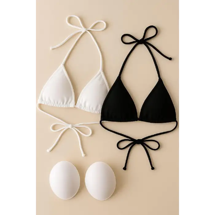 Kadın Siyah ve Beyaz Minimal Kesim Üçgen Bikini Üstü – Modern ve Şık Tasarım