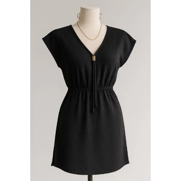 Kadın Siyah Yanları Yırtmaçlı Tokalı V Yaka Mini Plaj Elbisesi – Şık, Rahat ve 4 Mevsim Kullanıma Uygun