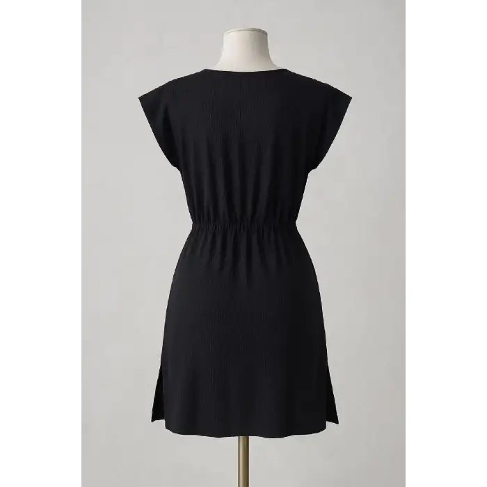 Kadın Siyah Yanları Yırtmaçlı Tokalı V Yaka Mini Plaj Elbisesi – Şık, Rahat ve 4 Mevsim Kullanıma Uygun