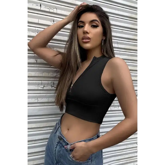 Kadın Siyah Yarım Fermuarlı Sıfır Kol Crop Top Bluz – Şık, Rahat ve Kolay Kombinlenebilir