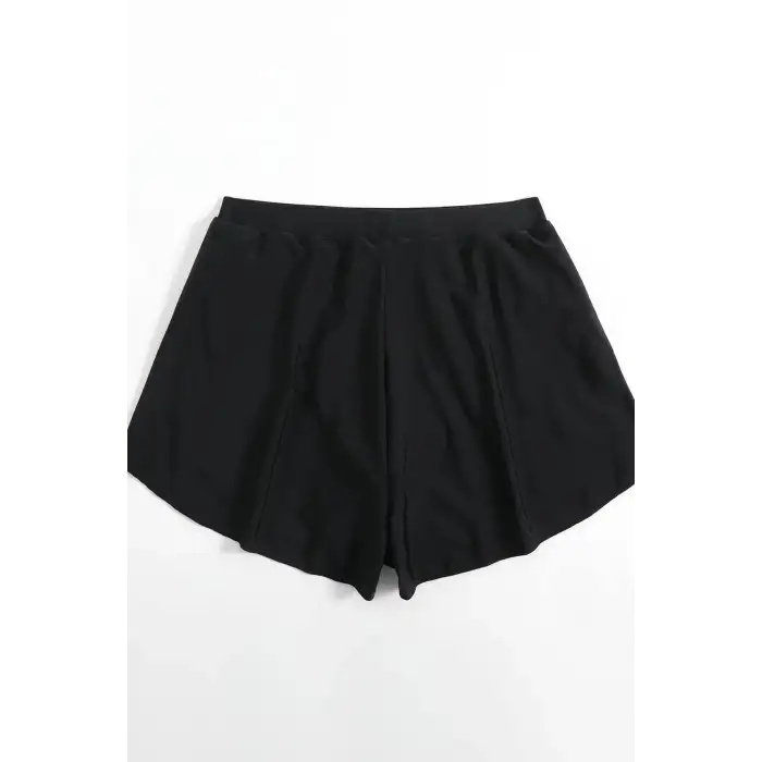 Kadın Siyah Yırtmaçlı Etek Görünümlü Şık Deniz Şortu – Modern ve Şık Tasarım