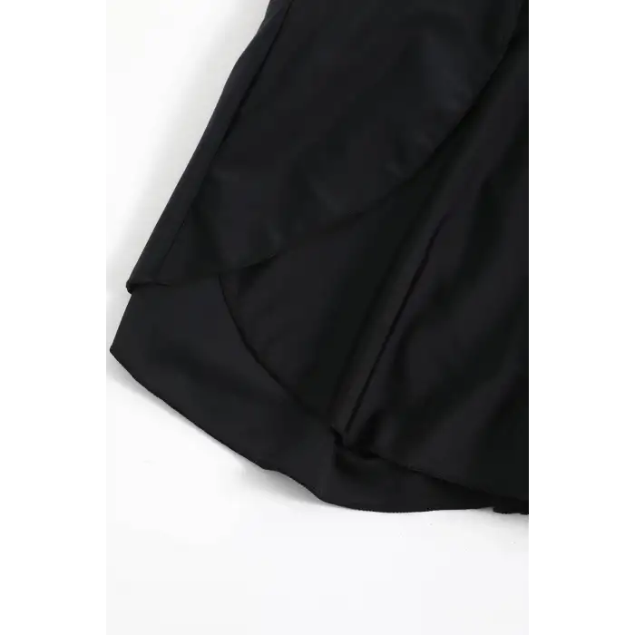 Kadın Siyah Yırtmaçlı Etek Görünümlü Şık Deniz Şortu – Modern ve Şık Tasarım