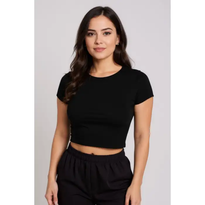 Kadın Siyah Yuvarlak Yaka Yarım Kol Crop Top Bluz – Şık, Rahat ve Kolay Kombinlenebilir