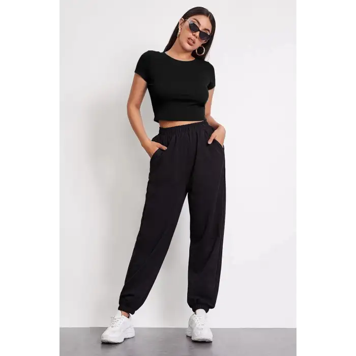 Kadın Siyah Yuvarlak Yaka Yarım Kol Crop Top Bluz – Şık, Rahat ve Kolay Kombinlenebilir