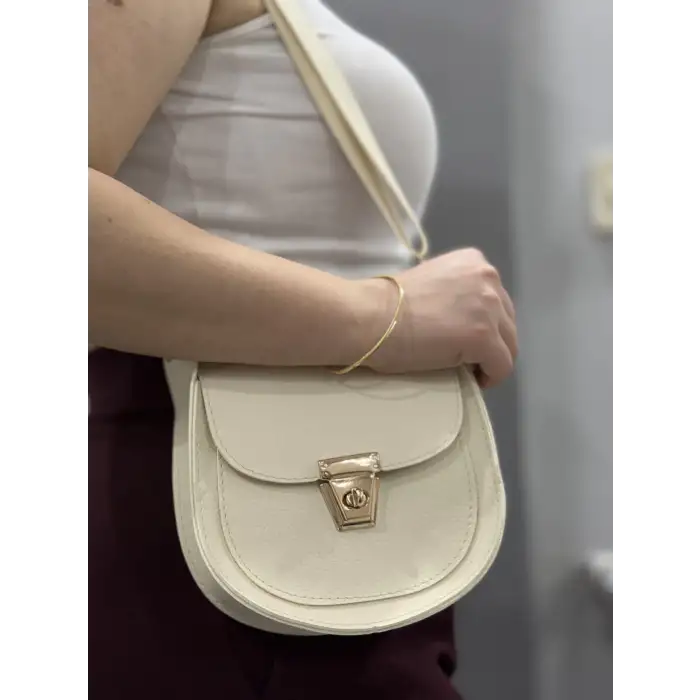 Klasik kapaklı bej cilt çanta